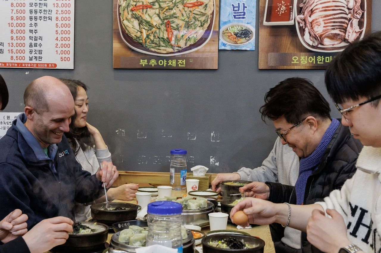 해럴드 로저스 쿠팡 한국 대표가 염태영 더불어민주당 의원과 함께 새벽배송을 끝내고 국밥을 먹고 있다. 사진 쿠팡