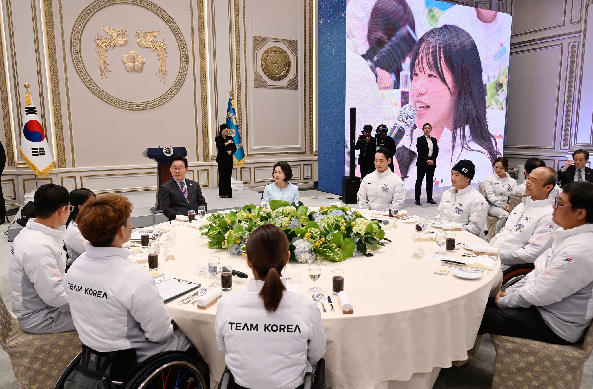 이재명 대통령과 김혜경 여사가 20일 청와대에서 열린 밀라노-코르티나 동계 패럴림픽 선수단 격려 오찬에서 김윤지 노르딕스키 선수의 대표 발언을 경청하고 있다. 청와대사진기자단