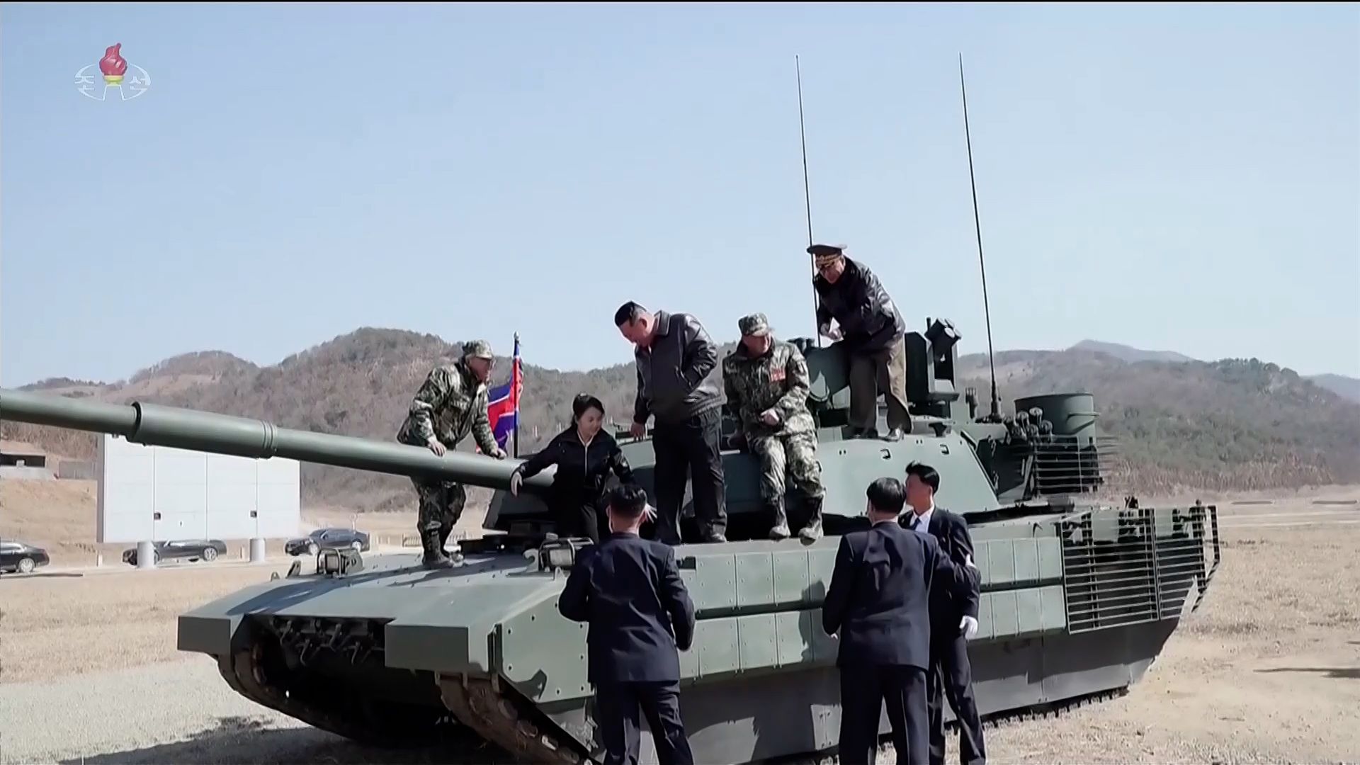 김정은 북한 국무위원장의 딸 주애가 지난 19일 평양 제60훈련기지에서 열린 보병·탱크(전차) 협동공격전술연습에서 신형 전차를 직접 운전하는 모습을 조선중앙TV가 20일 방영했다. 조선중앙TV=연합뉴스