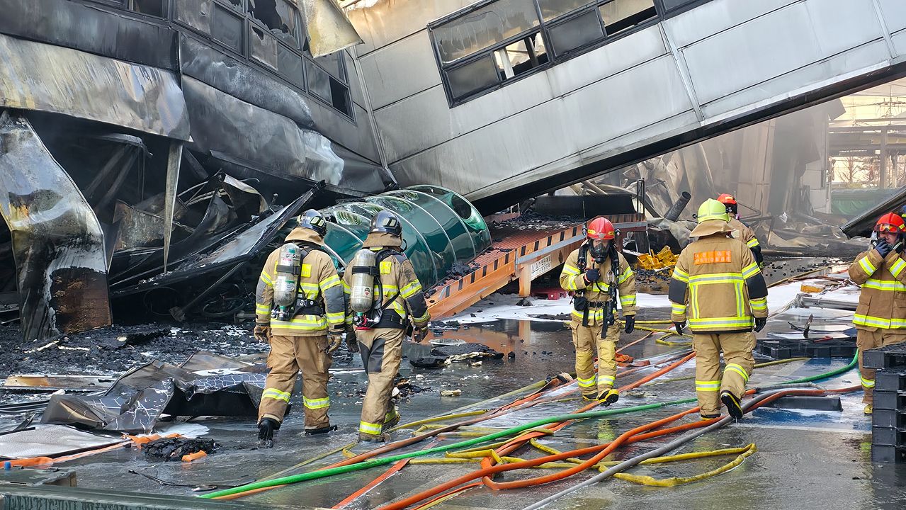 20일 오후 1시17분쯤 대전시 대덕구 문평동의 한 공장에서 불이 나 소방대원이 불을 끄고 있다. 소방당국은 국가소방동원령을 발령한 가운데, 현재까지 부상자들을 비롯한 출근자들 중 14명은 연락이 두절된 것으로 확인됐다. 김성태 객원기자