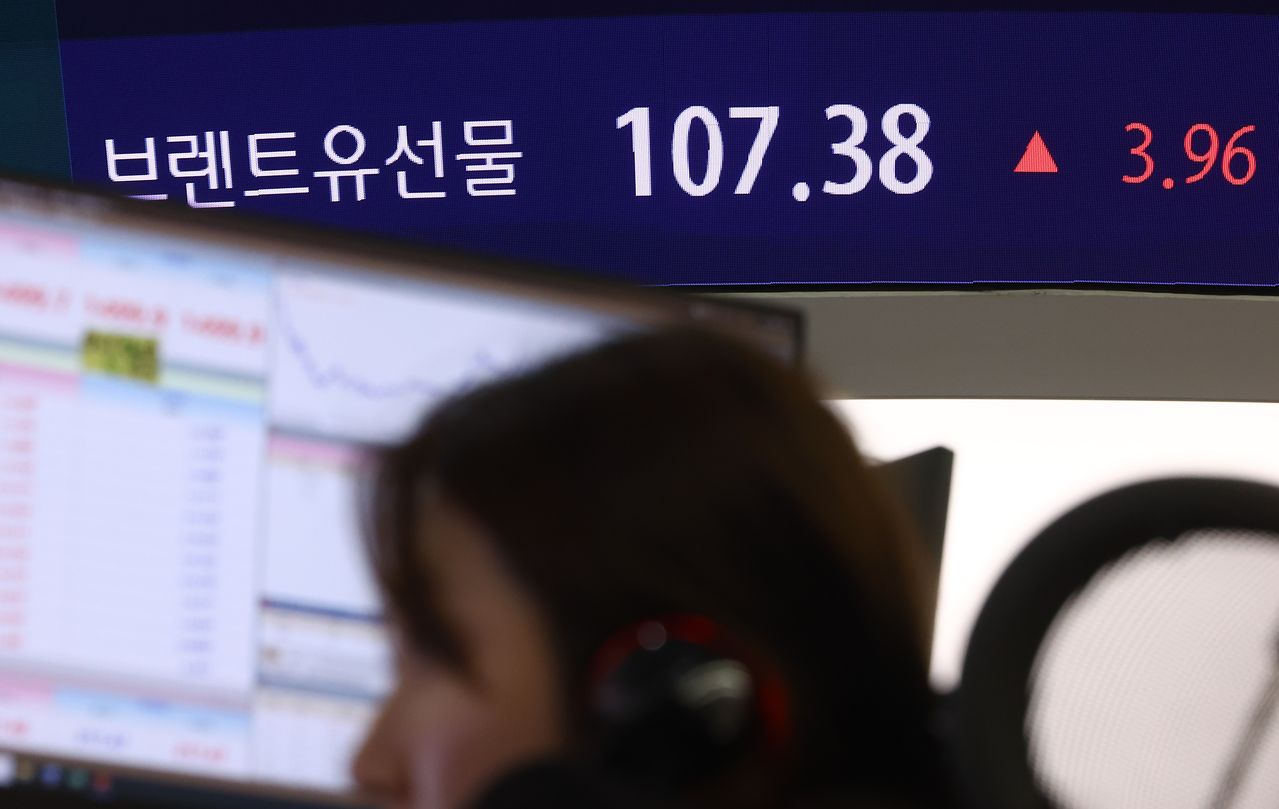 브렌트유가 배럴 당 110달러 선을 넘긴 19일 오전 서울 중구 하나은행 딜링룸 전광판에 브랜트유 선물 거래가가 표시돼 있다. 뉴시스