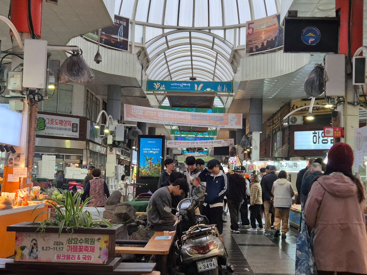 18일 오후 2시 제주도 서귀포시 매일올레시장의 풍경. 관광객이 전성기 때에 비해 반으로 줄어든 모습이라고 한다. 오소영 기자