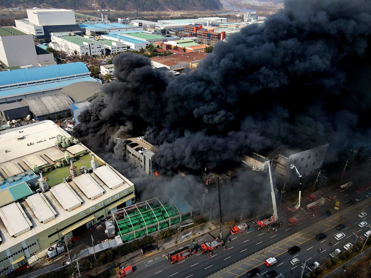 20일 오후 1시17분께 대전 대둑구 문평동의 한 공장에서 불이 나 연기가 피어오르고 있다.  소방 당국은 신고 14분 만에 대응 2단계를 발령해 진화 작업을 벌이고 있다. 뉴스1
