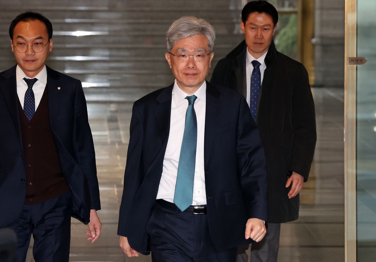 김상환 헌법재판소장이 12일 오후 서울 종로구 헌법재판소에서 퇴근하고 있다. 뉴스1