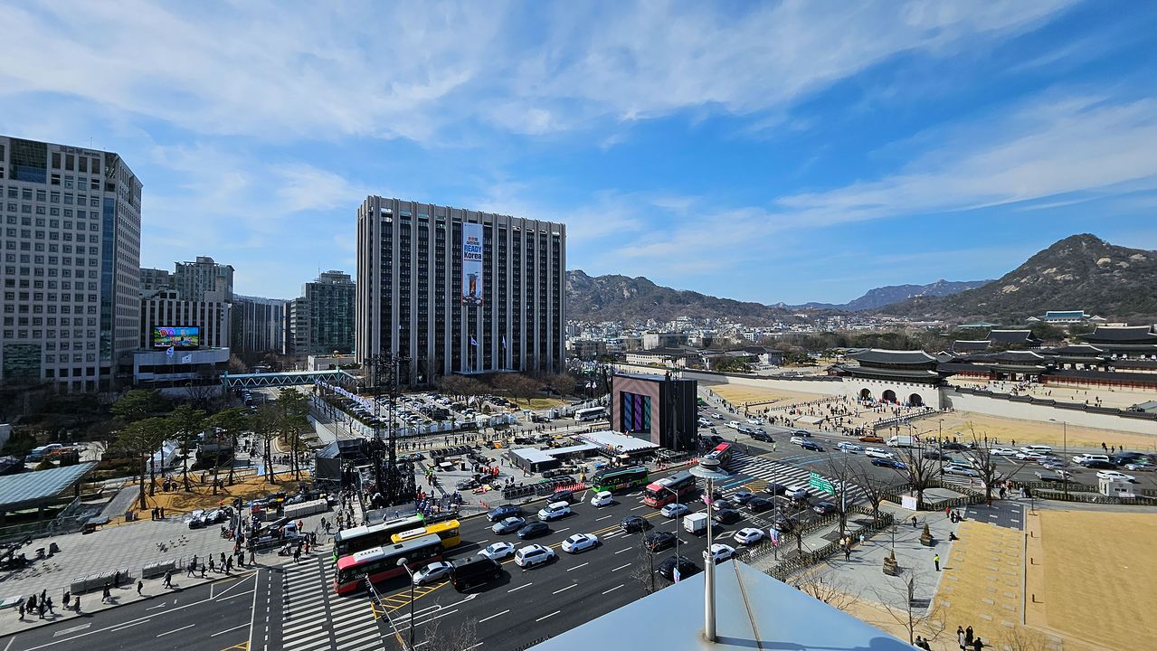 방탄소년단(BTS) 컴백 공연을 이틀 앞둔 19일 서울 종로구 광화문 광장에서 무대가 준비되고 있다. 김종호 기자.