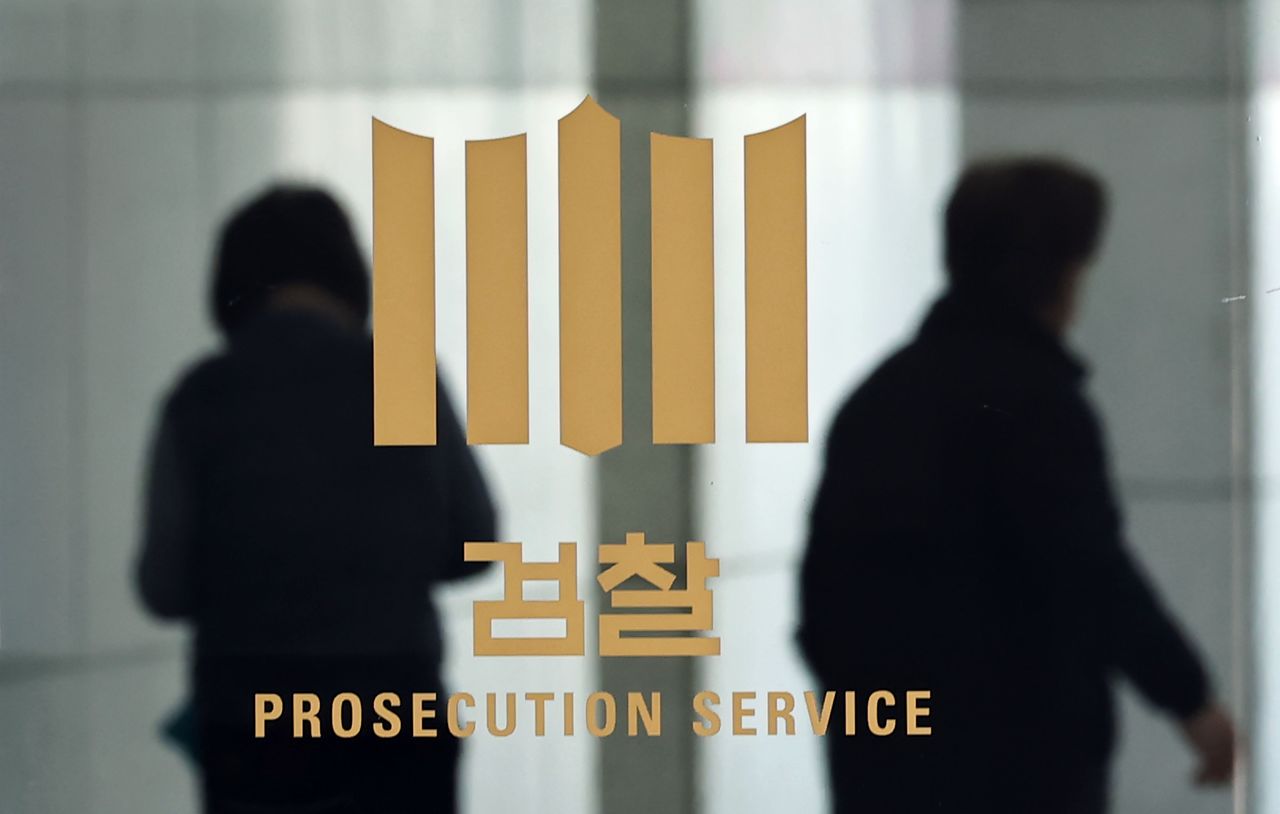 검찰청 소속 검사와 수사관들은 오는 10월 출범할 공소청 소속이 된다. 다만 '본인의 의사를 존중해' 다른 국가기관 공무원으로 임용할 수 있다는 조항이 공소처법에 담겨 강제 임용 가능성을 둘러싼 우려가 커지고 있다. 연합뉴스