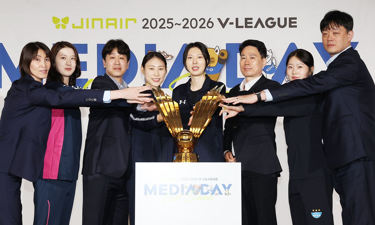 진에어 2025-2026 V-리그 포스트시즌 미디어데이에서 기념촬영을 하는 감독과 선수들. 흥국생명 요시하라 도모코 감독, 이다현, 한국도로공사 김종민 감독, 배유나, 현대건설 양효진, 강성형 감독, GS칼텍스 권민지, 이영택 감독(왼쪽부터). 