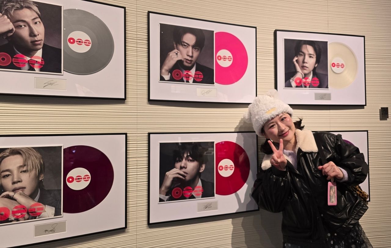 20일 신세계백화점 본점 더 헤리티지에서 열린 BTS팝업을 찾은 캘리(37)씨가 가장 좋아하는 멤버인 '뷔' 사진 앞에서 포즈를 취하고 있다. 노유림 기자