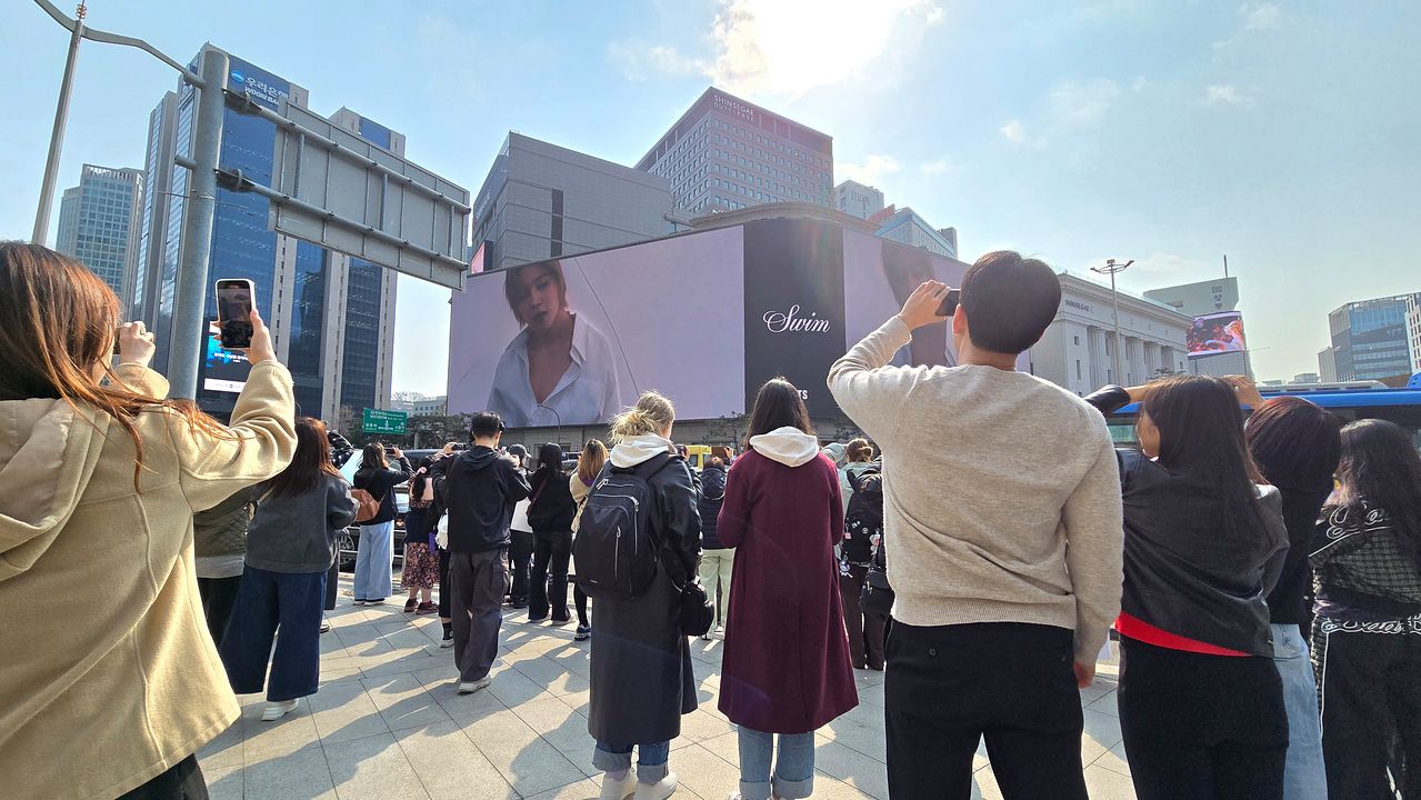 20일 신세계백화점 본점 외벽의 '신세계 스퀘어' 맞은편 인도에 인파가 몰려있다. 이곳에서는 정각마다 BTS의 신곡 뮤직비디오를 송출한다. 노유림 기자