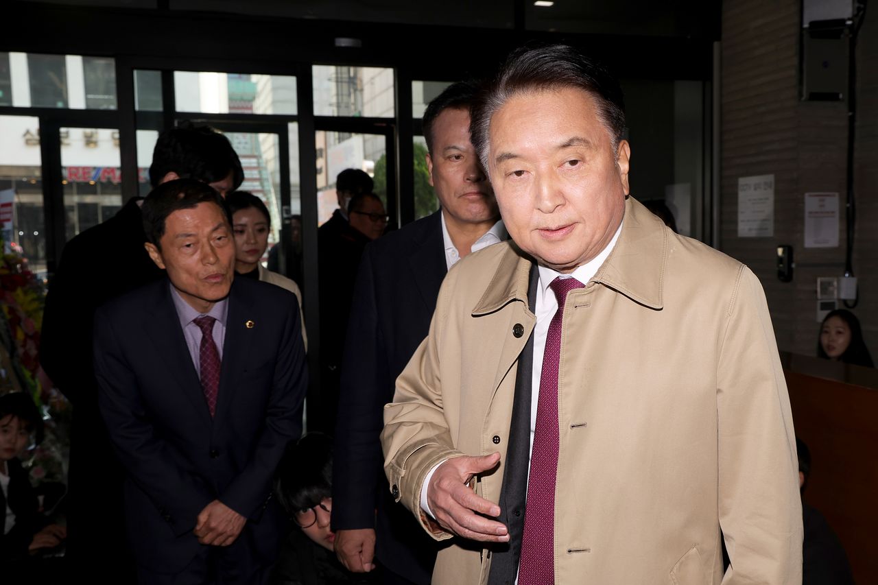 김영환 충북도지사가 지난 17일 오전 서울 영등포구 국민의힘 중앙당사 로비에서 지방선거 공천배제 결정에 대한 입장을 밝히고 있다. 장진영 기자