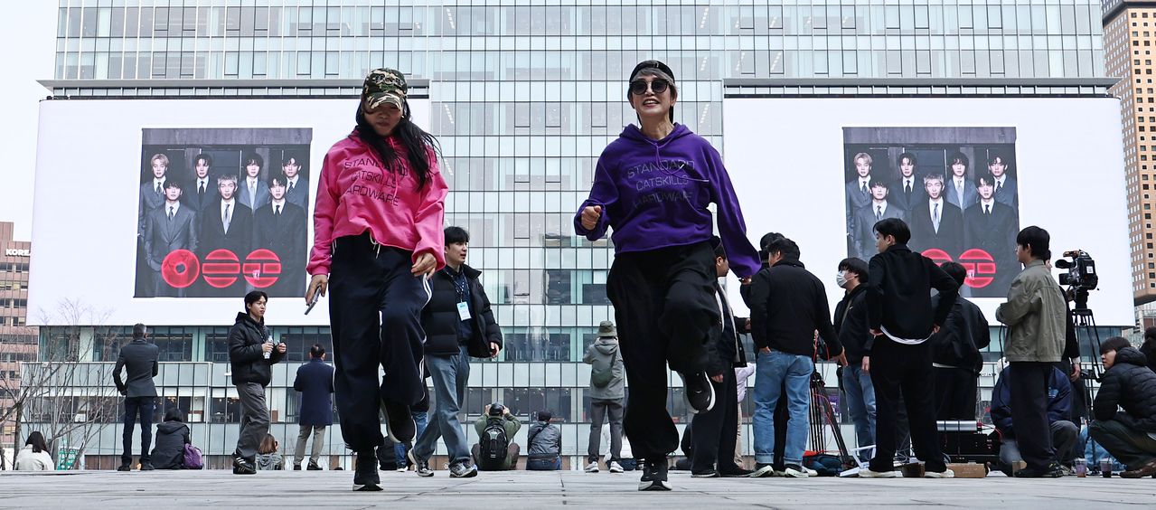 그룹 방탄소년단(BTS)의 컴백 공연을 하루 앞둔 20일 서울 종로구 광화문광장의 한 전광판에 관련 영상이 나오고 있다. 연합뉴스