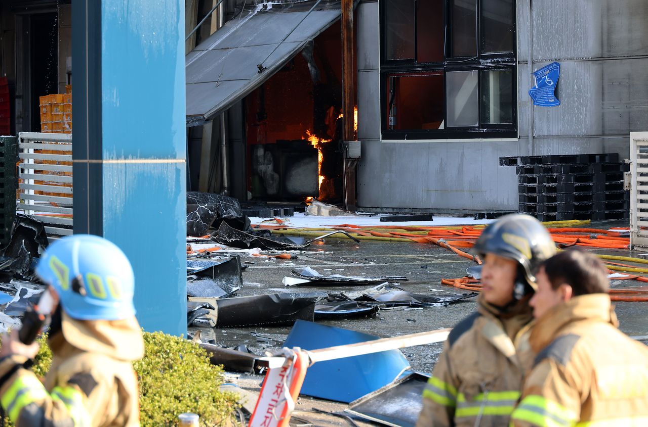 20일 오후 대전 대덕구 문평동 한 자동차부품 제조 공장에서 불이나 소방 당국이 진화에 나서고 있다. 연합뉴스