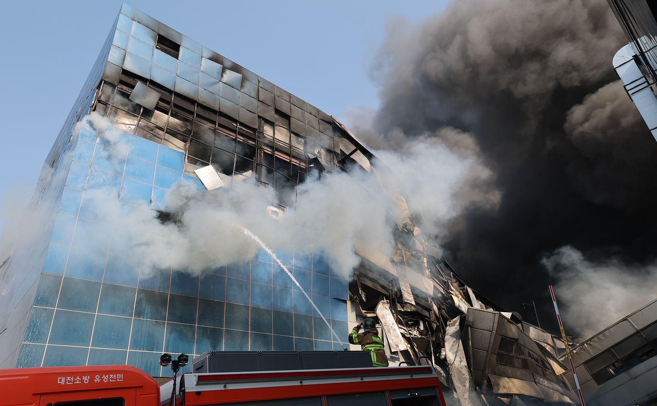 20일 오후 1시17분쯤 대전 대덕구 문평동의 한 공장에서 불이 나 소방대원이 불을 끄고 있다. 소방당국은 국가소방동원령을 발령한 가운데, 현재까지 부상자들을 비롯한 출근자들 중 14명의 연락이 두절된 것으로 확인됐다. 뉴스1