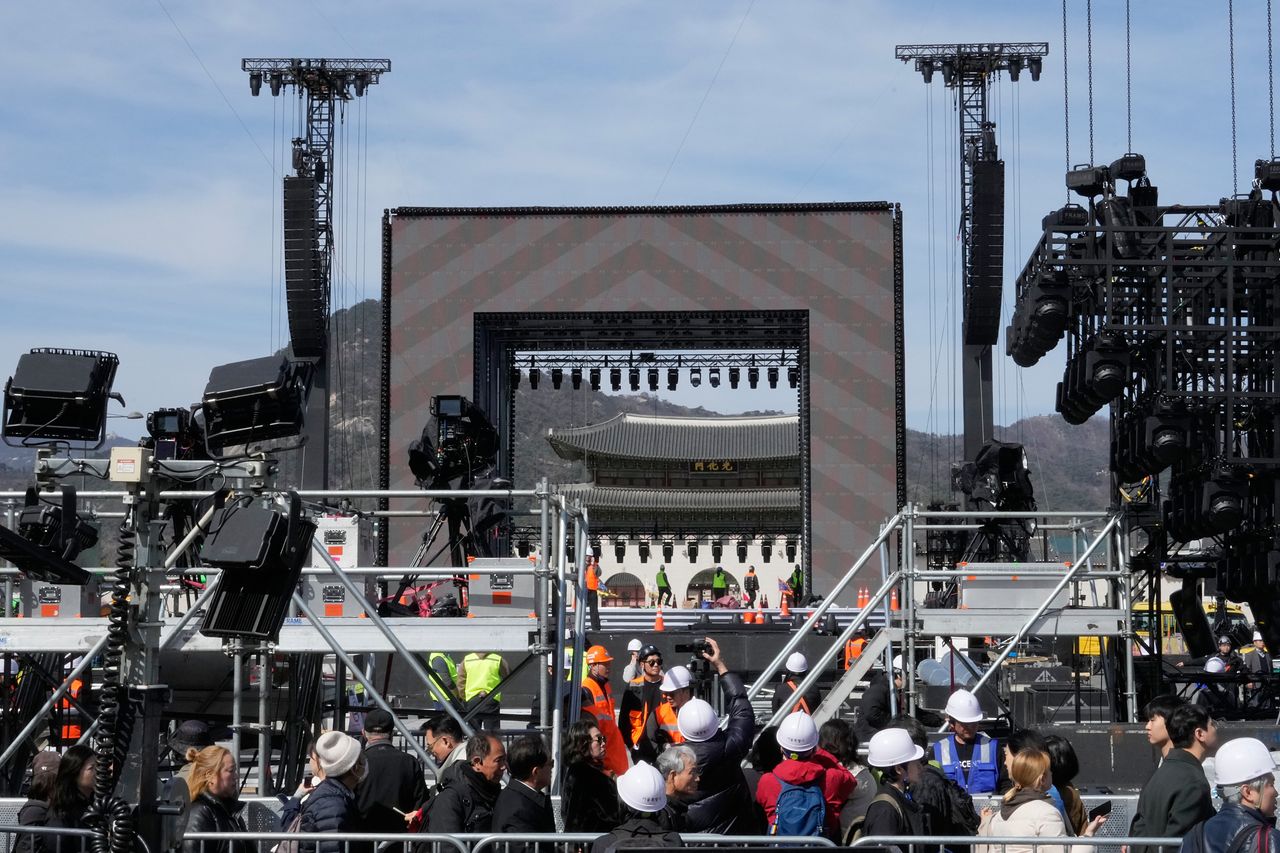 BTS 공연의 메인 무대. 뒷편으로 경복궁이 보인다. [연합뉴스]