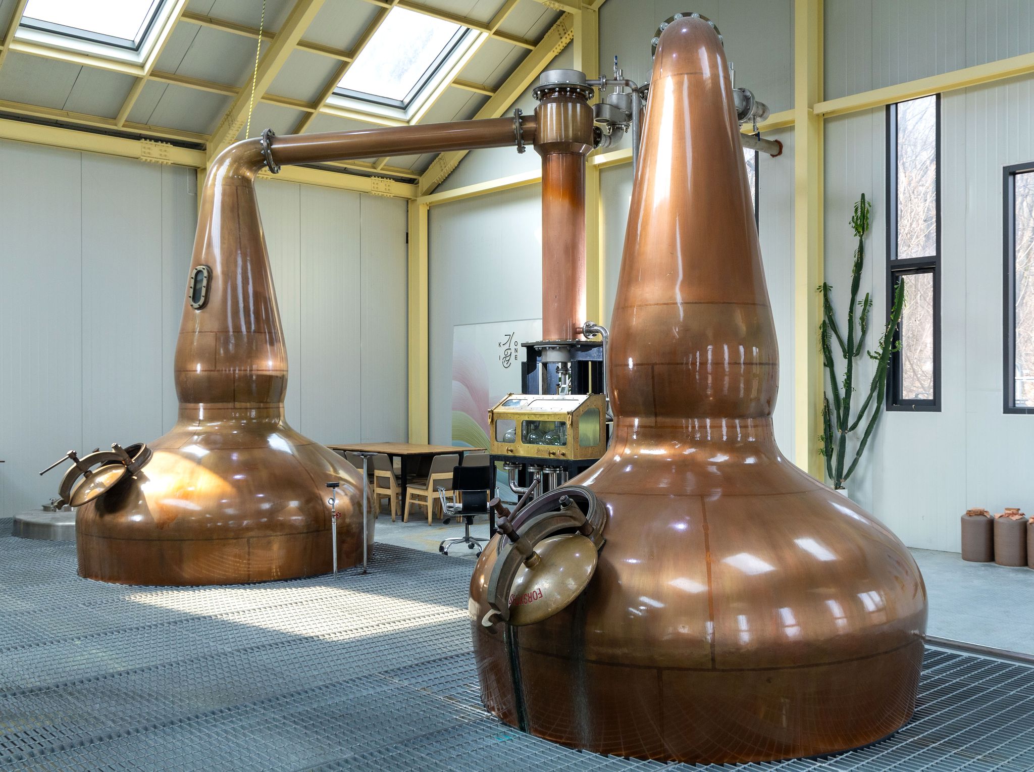 기원 위스키 증류기. 목이 짧고 팔이 올라간 형태다. 긴 발효과정을 통한 과실향이나 꽃향기등을 완성하고자 제작 의뢰해 설계했다. 장진영 기자