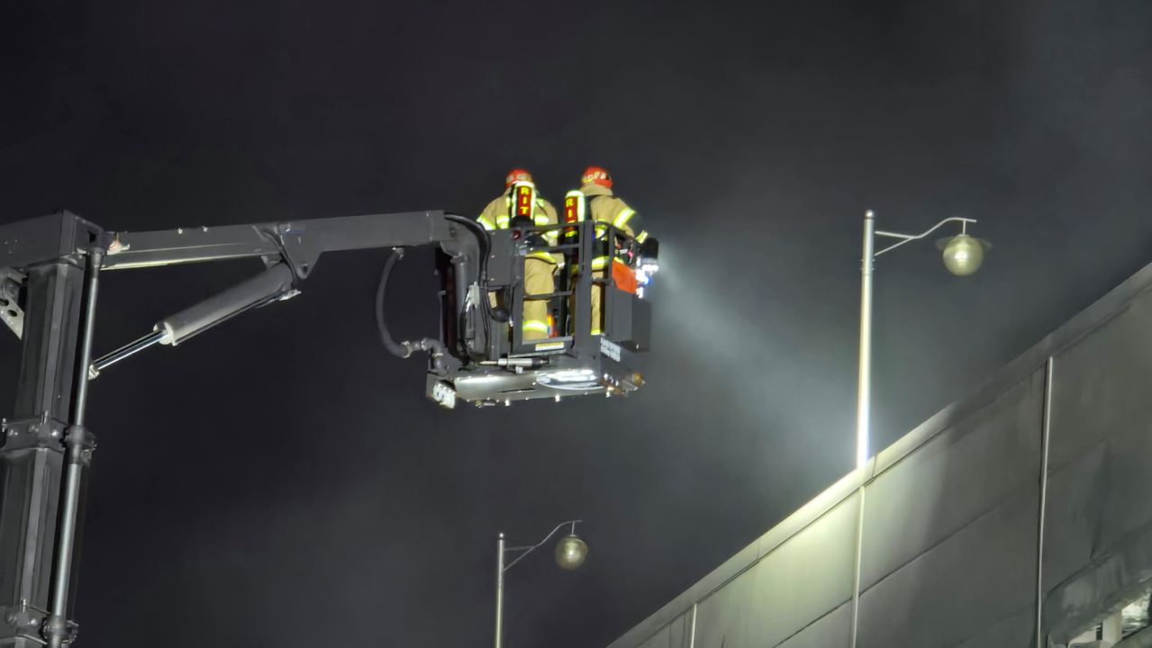 20일 대전 대덕구 자동차 부품 제조공장 화재 현장에서 소방당국이 다량의 물을 뿌리며 건물 온도를 낮추고 있다. 신진호 기자