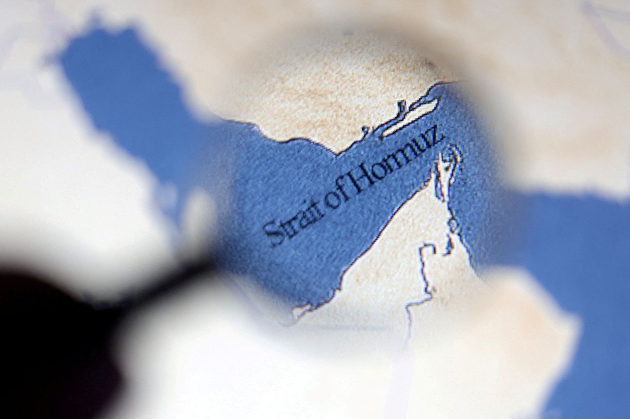 호르무즈 해협을 보여주는 지도. 중동 전쟁 여파로 전세계 원유 물동량의 20%가 지나는 이곳이 봉쇄되면서 글로벌 경제의 불안감을 키우고 있다. 로이터=연합뉴스 