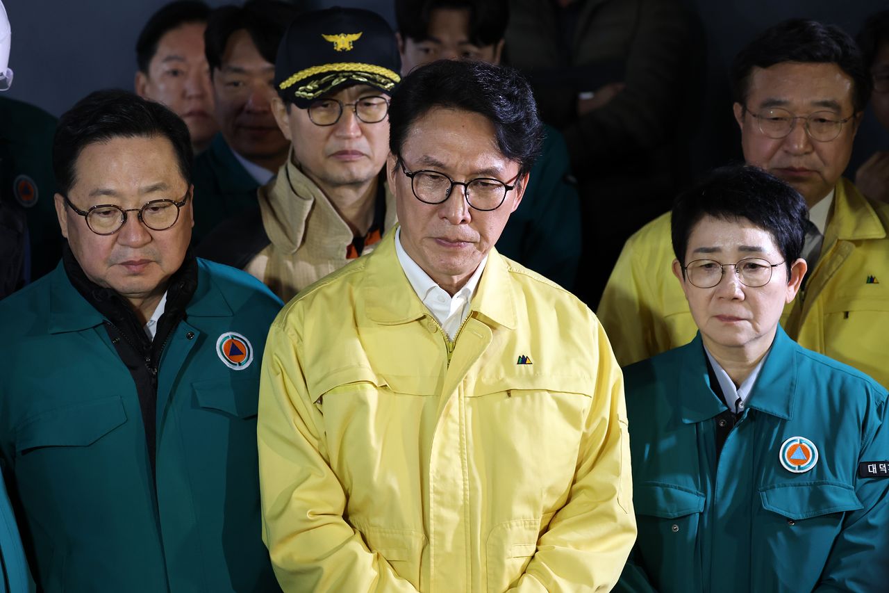 김민석 국무총리가 지난 20일 화재가 발생한 대전 대덕구의 한 자동차 부품 제조 공장을 찾아 남득우 대덕소방서장으로부터 화재 현황에 대해 보고를 받고 있다. 연합뉴스