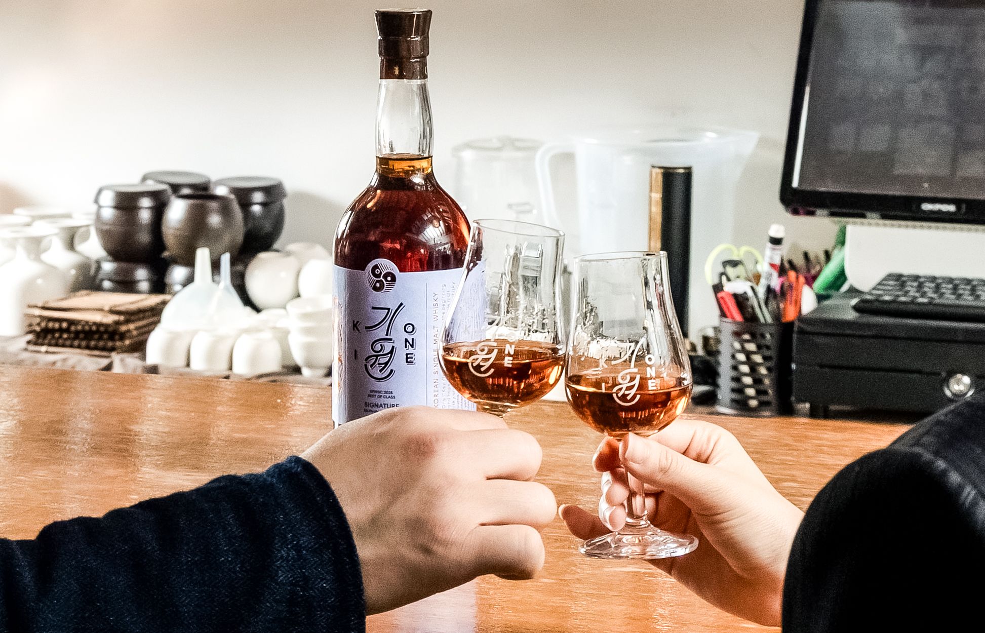  지난 15일 서울 북촌 한옥 위스키바 와옥에서 열린 시음 행사에서 참석자들이 최근 출시된 '시그니처'를 시음하고 있다. 장진영 기자