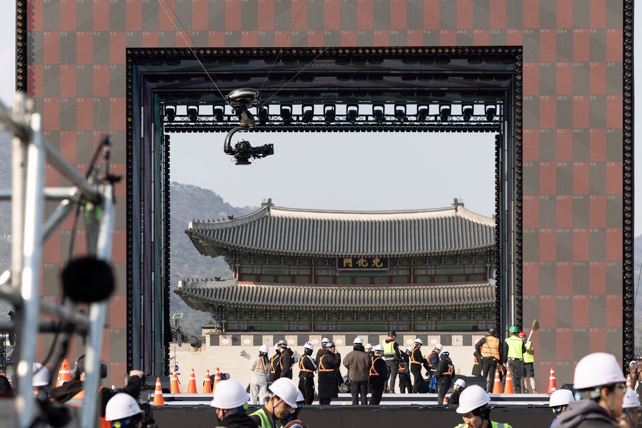 20일 오후 서울 종로구 광화문 광장에서 다음날 열리는 BTS공연이 준비되고 있다. 김정훈 기자