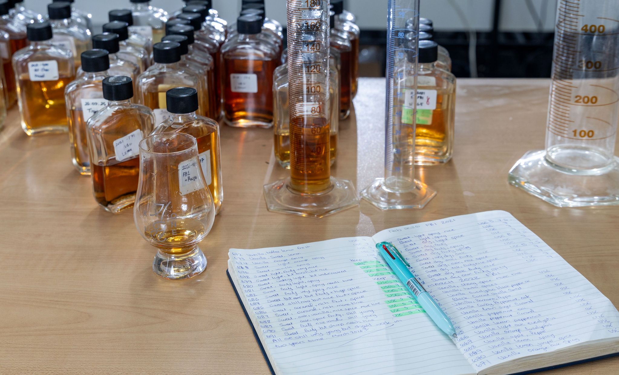 블랜딩 작업을 각각의 위스키 원액과 마스터 디스틸러 앤드류 샌드의 작업 노트. 장진영 기자