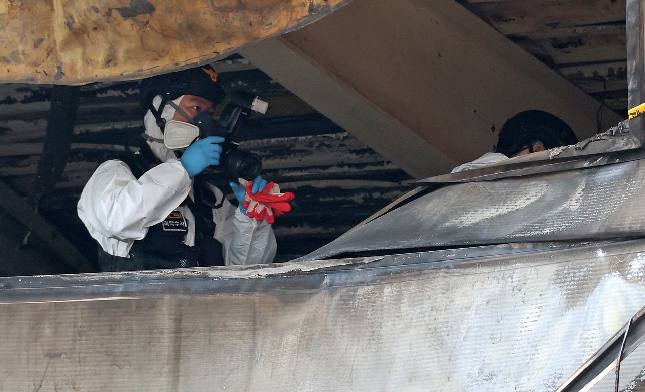 경찰과 소방 당국이 21일 오전 대형 화재가 발생한 대전 대덕구 안전공업 내부에서 인명 수색작업과 화재 조사를 하고 있다. 연합뉴스