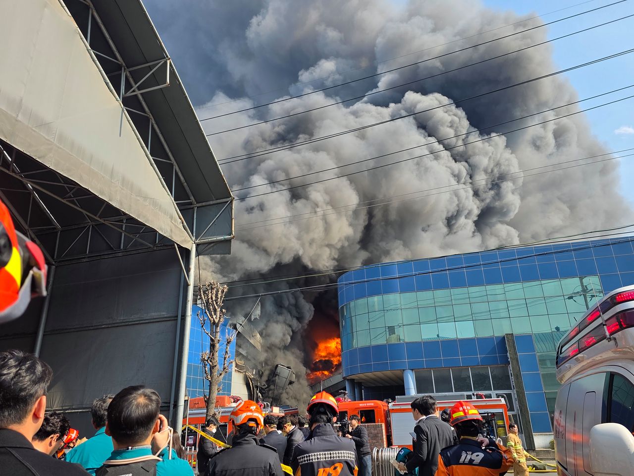 지난 20일 오후 1시 17분께 대전 대덕구 문평동 한 자동차부품 제조 공장에서 불이 났다. 소방 당국은 신고 접수 9분 만에 대응 1단계, 14분 만에 대응 2단계를 발령한 데 이어 다수의 인명피해가 발생할 것을 우려해 오후 1시 53분을 기해 국가소방동원령을 발령했다. 연합뉴스