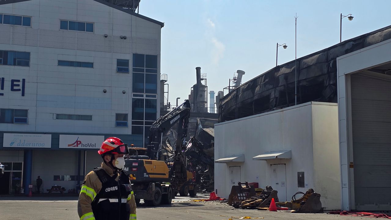 21일 오전 대전시 대덕구 문평동 자동차 부품 공장에서 소방당국이 중장비를 동원해 붕괴한 철골 구조물을 걷어내고 있다. 신진호 기자