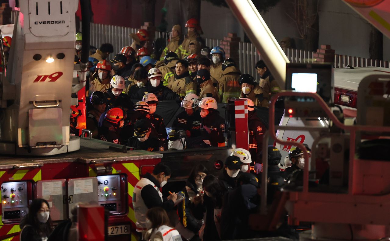 20일 오후 1시17분께 대전 대덕구 문평동 자동차 부품공장에서 발생한 대형 화재로 14명 실종됐다. 소방대원들이 구조된 시신을 이송하고 있다. 뉴스1