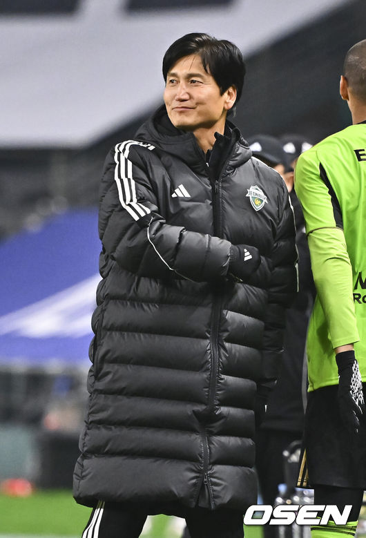 [OSEN=전주, 박준형 기자] 정정용 감독의 전북 현대가 리그 첫 승리에 성공했다.전북 현대는 18일 오후 7시 30분 전주월드컵경기장에서 열린 하나은행 K리그1 2026 4라운드 FC안양과 맞대결에서 2-1로 승리했다. 이로써 정정용 감독의 전북현대는 2026시즌 첫 번째 리그 승리에 성공, 승점 5점(1승 2무 1패)으로 리그 6위로 올라섰다. 반면 안양은 승점 획득에 실패하면서 승점 5점(1승 2무 1패)에 머물렀다.후반 전북 현대 모따의 역전골때 정정용 감독이 미소 짓고 있다   20다6.03.18 / soul1014@osen.co.kr