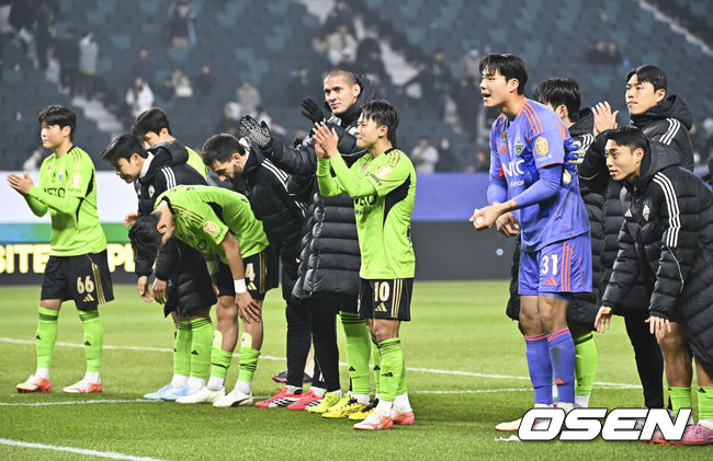 [OSEN=전주, 박준형 기자] 정정용 감독의 전북 현대가 리그 첫 승리에 성공했다.전북 현대는 18일 오후 7시 30분 전주월드컵경기장에서 열린 하나은행 K리그1 2026 4라운드 FC안양과 맞대결에서 2-1로 승리했다. 이로써 정정용 감독의 전북현대는 2026시즌 첫 번째 리그 승리에 성공, 승점 5점(1승 2무 1패)으로 리그 6위로 올라섰다. 반면 안양은 승점 획득에 실패하면서 승점 5점(1승 2무 1패)에 머물렀다.경기종료 후 전북 현대 선수들이 승리의 기쁨을 나누고 있다.   2026.03.18 / soul1014@osen.co.kr