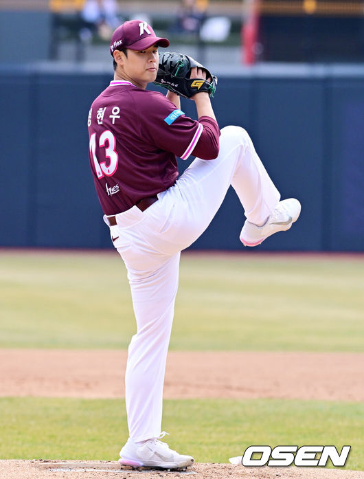 [OSEN=수원, 지형준 기자] 20일 경기도 수원 KT위즈파크에서 ‘2026 신한 SOL KBO리그’ 시범경기 KT 위즈와 키움 히어로즈의 경기가 열렸다.KT는 10위(1승 2무 4패), 키움는 공동 8위(2승 1무 4패)를 기록중이다. 1회말 키움 정현우가 역투하고 있다. 2026.03.20/ jpnews@osen.co.kr