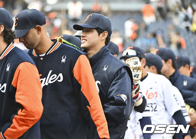 [OSEN=대전, 박준형 기자]프로야구 한화 이글스가 KIA 마운드를 두드리고 시범경기 2연승을 달성했다.김경문 감독이 이끄는 한화는 20일 대전 한화생명 볼파크에서 열린 2026 신한 SOL KBO리그 KIA와의 시범경기에서 13-8로 승리했다. 전날 7-5 끝내기 승리를 거뒀던 한화는 이틀 연속 KIA를 잡고 시범경기 전적 4승4패를 만들었다.경기종료 후 한화 문동주가 코칭스태프와 하이파이브를 하고 있다    2026.03.20 / soul1014@osen.co.kr