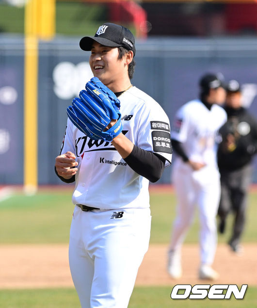 [OSEN=수원, 지형준 기자] 프로야구 KT 위즈가 투타조화를 이루며 시범경기 최하위에서 탈출했다.KT는 20일 수원 KT위즈파크에서 열린 ‘2026 신한은행 SOL Bank KBO리그’ 키움 히어로즈와의 시범경기에서 4-1로 승리하고 시범경기 최하위에서 탈출했다. 2승 2무 4패를 기록중이다. 키움은 지난 19일 승리로 꼴찌에서 탈출했지만 이날 패배로 다시 10위(2승 1무 5패)로 주저앉았다.경기를 마치고 KT 박영현이 승리를 기뻐하고 있다. 2026.03.20/ jpnews@osen.co.kr