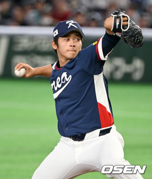 [OSEN=도쿄(일본), 손용호 기자] 도쿄의 기적이 나왔다. 한국 WBC 대표팀이 17년 만에 1라운드를 통과했다.한국은 9일 일본 도쿄돔에서 열린 ‘2026 월드베이스볼클래식(WBC)’ 1라운드 C조 호주와의 경기에서 로 승리를 거뒀다. 이로써 한국은 조별라운드 2승2패를 기록하면서 호주, 대만 등을 최소실점률로 제치면서 2009년 이후 17년 만에 1라운드를 통과했다. 이제 한국은 마이애미행 전세기를 탄다.6회말 한국 박영현이 역투하고 있다. 2026.03.09/spjj@osen.co.kr