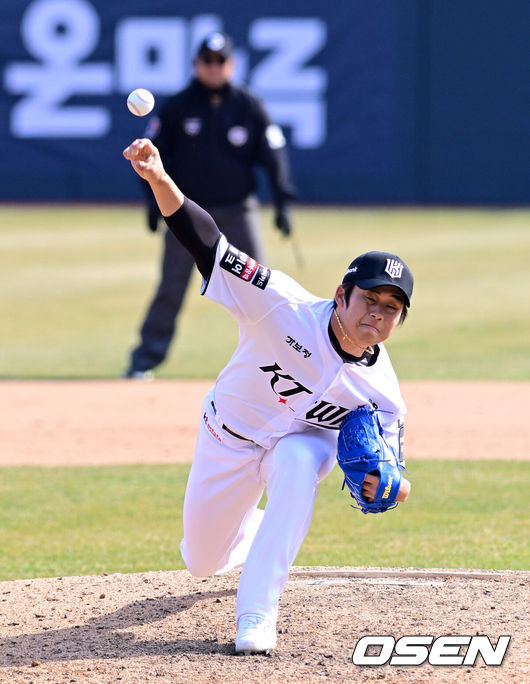 [OSEN=수원, 지형준 기자] 프로야구 KT 위즈가 투타조화를 이루며 시범경기 최하위에서 탈출했다.KT는 20일 수원 KT위즈파크에서 열린 ‘2026 신한은행 SOL Bank KBO리그’ 키움 히어로즈와의 시범경기에서 4-1로 승리하고 시범경기 최하위에서 탈출했다. 2승 2무 4패를 기록중이다. 키움은 지난 19일 승리로 꼴찌에서 탈출했지만 이날 패배로 다시 10위(2승 1무 5패)로 주저앉았다.9회초 KT 박영현이 역투하고 있다. 2026.03.20/ jpnews@osen.co.kr
