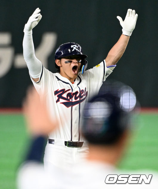 [OSEN=도쿄(일본), 손용호 기자] 8일 일본 도쿄돔에서 2026 월드베이스볼클래식(WBC) 1라운드 C조 조별리그 대한민국과 대만의 경기가열렸다.한국은 전날(7일) 일본과의 경기에서 6-8로 석패했다. 앞서 체코전을 11-4로 잡았던 한국은 1승1패를 마크하게 됐고, 남은 대만전과 호주전에 사활을 걸어야 한다.8회말 2사 1루에서 한국 김도영이 동점 1타점 적시 2루타를 날리며 기뻐하고 있다. 2026.03.08/spjj@osen.co.kr