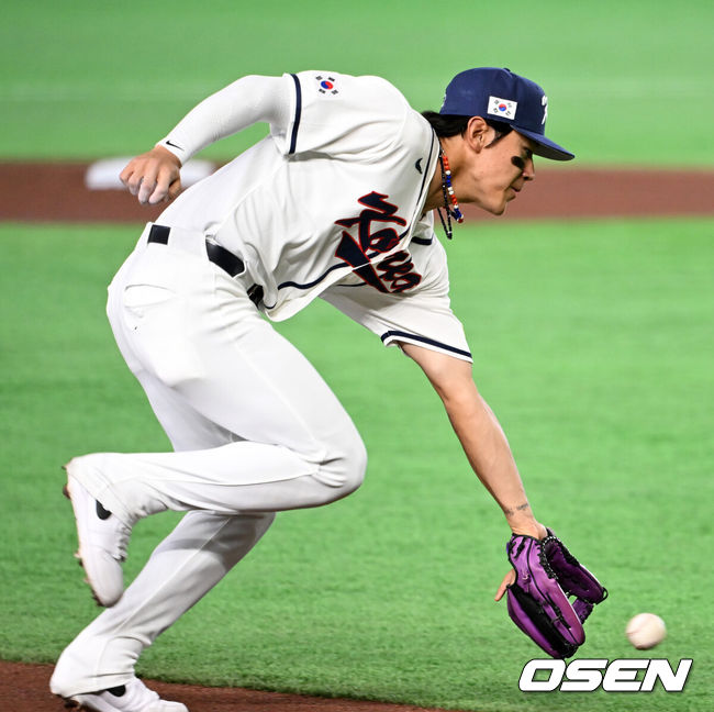 [OSEN=도쿄(일본), 손용호 기자] 8일 일본 도쿄돔에서 2026 월드베이스볼클래식(WBC) 1라운드 C조 조별리그 대한민국과 대만의 경기가열렸다.한국은 전날(7일) 일본과의 경기에서 6-8로 석패했다. 앞서 체코전을 11-4로 잡았던 한국은 1승1패를 마크하게 됐고, 남은 대만전과 호주전에 사활을 걸어야 한다.3회초 무사에서 한국 김도영이 대만 린자정의 3루 땅볼 타구를 처리하고 있다. 2026.03.08/spjj@osen.co.kr