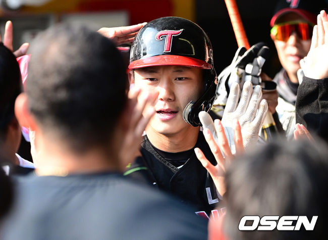 [OSEN=인천, 최규한 기자] 20일 인천 SSG랜더스필드에서 ‘2026 신한 SOL KBO리그’ 시범경기 SSG 랜더스와 LG 트윈스 경기가 열렸다.홈팀 SSG는 김민준, 방문팀 LG는 요니 치리노스를 선발로 내세웠다.8회초 무사 2루 상황 LG 이주헌이 달아나는 좌월 투런포를 날리고 더그아웃 동료들과 인사를 나누고 있다. 2026.03.20 / dreamer@osen.co.kr