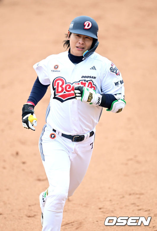 [OSEN=이천, 최규한 기자] 15일 경기도 이천 두산베어스파크에서 ‘2026 신한 SOL KBO리그’ 시범경기 두산 베어스와 삼성 라이온즈의 경기가 열렸다.홈팀 두산은 최승용, 방문팀 삼성은 임기영을 선발로 내세웠다.4회말 2사 1, 2루 상황 두산 박찬호가 달아나는 좌월 스리런포를 날리고 그라운드를 돌고 있다. 2026.03.15 / dreamer@osen.co.kr