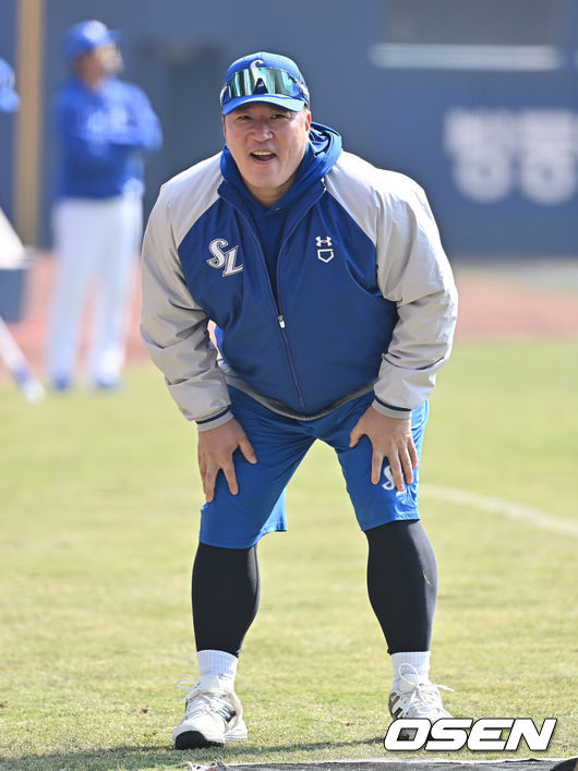 [OSEN=창원, 이석우 기자] 19일 창원NC파크에서 2026 신한 SOL KBO 리그 시범경기 NC 다이노스와 삼성 라이온즈의 경기가 열린다. 지난 12일 시작된 시범경기는 24일까지 진행되며, 각 팀이 12경기씩 총 60경기가 펼쳐진다.삼성 라이온즈 최형우가 몸을 풀고 있다. 2026.03.19 / foto0307@osen.co.kr