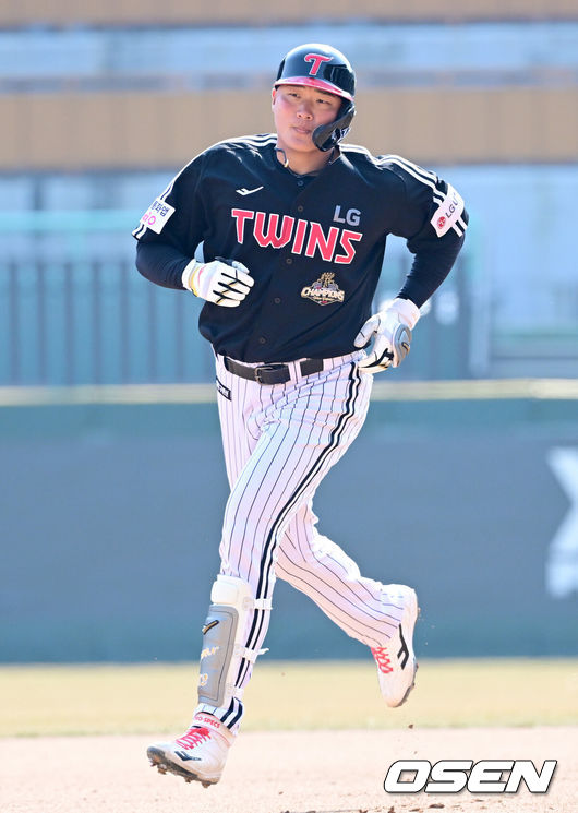 [OSEN=인천, 최규한 기자] 20일 인천 SSG랜더스필드에서 ‘2026 신한 SOL KBO리그’ 시범경기 SSG 랜더스와 LG 트윈스 경기가 열렸다.홈팀 SSG는 김민준, 방문팀 LG는 요니 치리노스를 선발로 내세웠다.6회초 1사 주자없는 상황 LG 이재원이 동점 좌월 솔로포를 날리고 그라운드를 돌고 있다. 2026.03.20 / dreamer@osen.co.kr