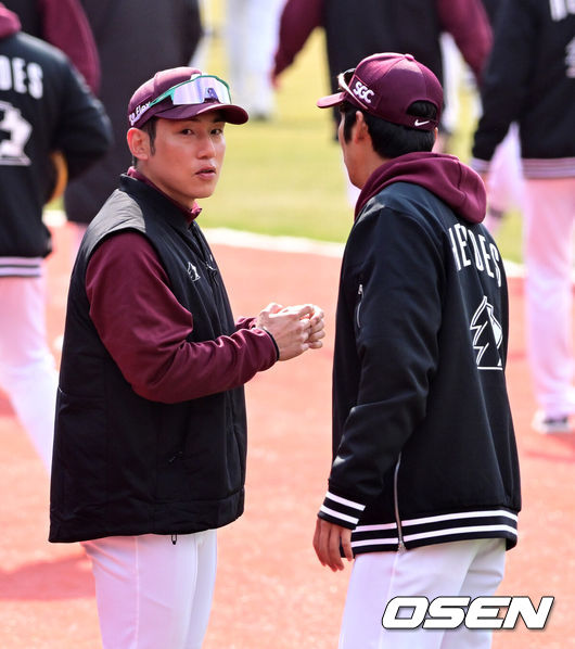 [OSEN=수원, 지형준 기자] 20일 경기도 수원 KT위즈파크에서 ‘2026 신한 SOL KBO리그’ 시범경기 KT 위즈와 키움 히어로즈의 경기가 열렸다.KT는 10위(1승 2무 4패), 키움는 공동 8위(2승 1무 4패)를 기록중이다. 경기에 앞서 키움 서건창이 훈련을 준비하고 있다. 2026.03.20/ jpnews@osen.co.kr