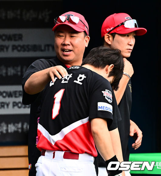 [OSEN=잠실, 지형준 기자] 13일 오후 서울 잠실구장에서 ‘2025 신한 SOL Bank KBO리그’ LG 트윈스와 KIA 타이거즈의 경기가 열렸다.LG는 임찬규, KIA는 이의리가 선발로 나섰다.경기에 앞서 KIA 이범호 감독이 박찬호와 이야기를 나누고 있다. 2025.09.13 /jpnews@osen.co.kr