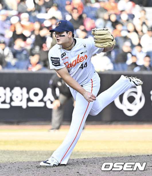 [OSEN=대전, 박준형 기자] 20일 오후 대전 한화생명볼파크에서 2026 신한 SOL KBO 리그 시범경기 한화 이글스와 KIA 타이거즈의 경기를 진행됐다.전날 한화는 4-5로 끌려가다 9회말 허인서의 동점 홈런과 김태연의 끝내기 홈런으로 7-5 역전승을 거두고 2연패를 끊었다.9회초 한화 마무리 투수 김서현이 역투하고 있다.     2026.03.20 / soul1014@osen.co.kr