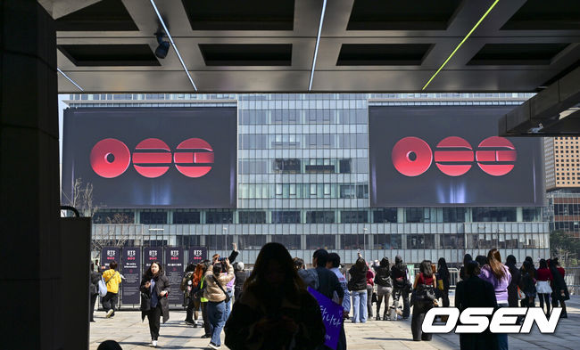 [OSEN=박준형 기자]  그룹 방탄소년단(BTS)이 21일 서울 광화문 광장에서 무료 복귀 공연'BTS컴백 라이브: 아리랑'(BTSTHECOMEBACKLIVE|ARIRANG)을 펼친다.방탄소년단은 이날 공연에서 1시간에 걸쳐 신곡과 히트곡을 들려줄 예정이다. 방탄소년단은 전날 3년 9개월 만의 새 앨범인 정규 5집 ‘아리랑’을 발표했다. 타이틀곡 ‘스윔’은 멜론 ‘톱 100’ 차트 1위에 올랐고, 실물 음반도 발매 당일 약 400만장이 팔렸다.   2026.03.21 / soul1014@osen.co.kr