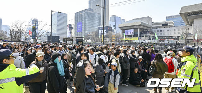 [OSEN=박준형 기자]  그룹 방탄소년단(BTS)이 21일 서울 광화문 광장에서 무료 복귀 공연'BTS컴백 라이브: 아리랑'(BTSTHECOMEBACKLIVE|ARIRANG)을 펼친다.방탄소년단은 이날 공연에서 1시간에 걸쳐 신곡과 히트곡을 들려줄 예정이다. 방탄소년단은 전날 3년 9개월 만의 새 앨범인 정규 5집 ‘아리랑’을 발표했다. 타이틀곡 ‘스윔’은 멜론 ‘톱 100’ 차트 1위에 올랐고, 실물 음반도 발매 당일 약 400만장이 팔렸다.   2026.03.21 / soul1014@osen.co.kr