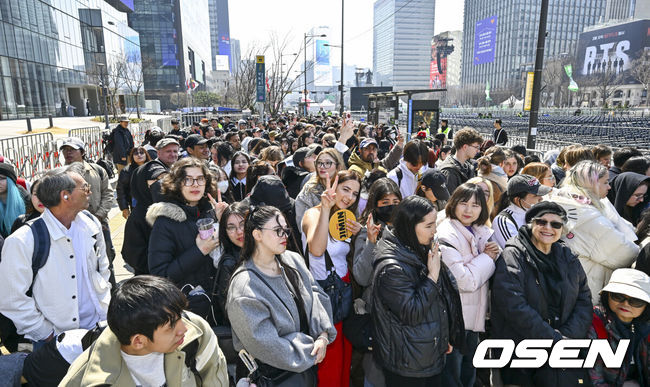 [OSEN=박준형 기자]  그룹 방탄소년단(BTS)이 21일 서울 광화문 광장에서 무료 복귀 공연'BTS컴백 라이브: 아리랑'(BTSTHECOMEBACKLIVE|ARIRANG)을 펼친다.방탄소년단은 이날 공연에서 1시간에 걸쳐 신곡과 히트곡을 들려줄 예정이다. 방탄소년단은 전날 3년 9개월 만의 새 앨범인 정규 5집 ‘아리랑’을 발표했다. 타이틀곡 ‘스윔’은 멜론 ‘톱 100’ 차트 1위에 올랐고, 실물 음반도 발매 당일 약 400만장이 팔렸다.   2026.03.21 / soul1014@osen.co.kr