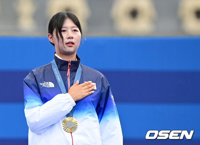 [OSEN=파리(프랑스), 최규한 기자] 임시현(21)이 남수현(19)을 꺾고 금메달을 목에 걸었다. 남수현은 은메달을 차지했다.임시현은 3일(한국시간)프랑스파리래쟁발리드에서 열린2024파리 올림픽 양궁 여자 개인 결승전에서 남수현과 겨뤄 7-3으로 승리했다. 이로써 한국은 양궁 여자 개인 결승에서 금메달과 은메달을 획득했다. 동메달은 전훈영(30)을 꺾은 리사 바르블랭(프랑스)이 차지했다.임시현이 시상대에서 애국가를 부르고 있다. 2024.08.03 / dreamer@osen.co.kr