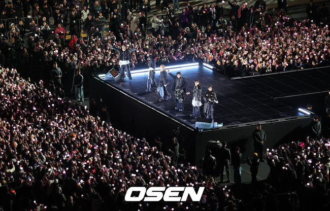 [OSEN=이대선 기자] 21일 오후 서울시 종로구 광화문 광장에서 'BTS컴백 라이브: 아리랑'(BTSTHECOMEBACKLIVE|ARIRANG) 공연이 열렸다.이번 공연은 BTS 멤버들이 약 3년 9개월 만에 선보이는 완전체 무대라는 점에서 전 세계 팬들의 이목을 집중시켰다. 특히 대한민국을 상징하는 공간인 광화문 광장에서 가수의 단독 공연이 열린 것은 이번이 처음으로 BTS의 글로벌 위상과 상징성을 다시 한번 입증했다.BTS가 공연을 펼치고 있다. 2026.03.21 /sunday@osen.co.kr[사진]사진공동취재단
